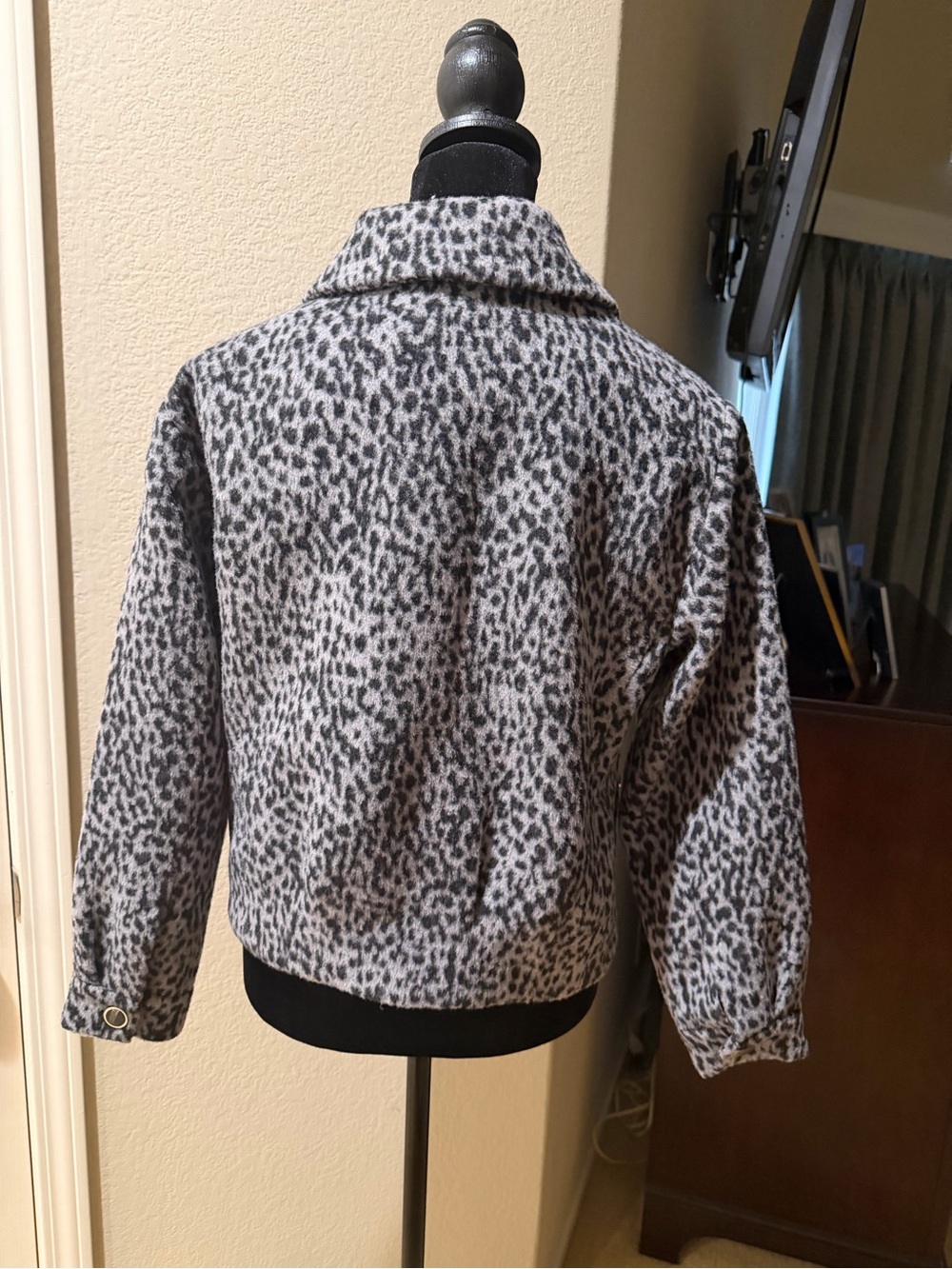 Talbots Women’s Gray Leopard Print Button-Front Jacket - Picture 3 of 8